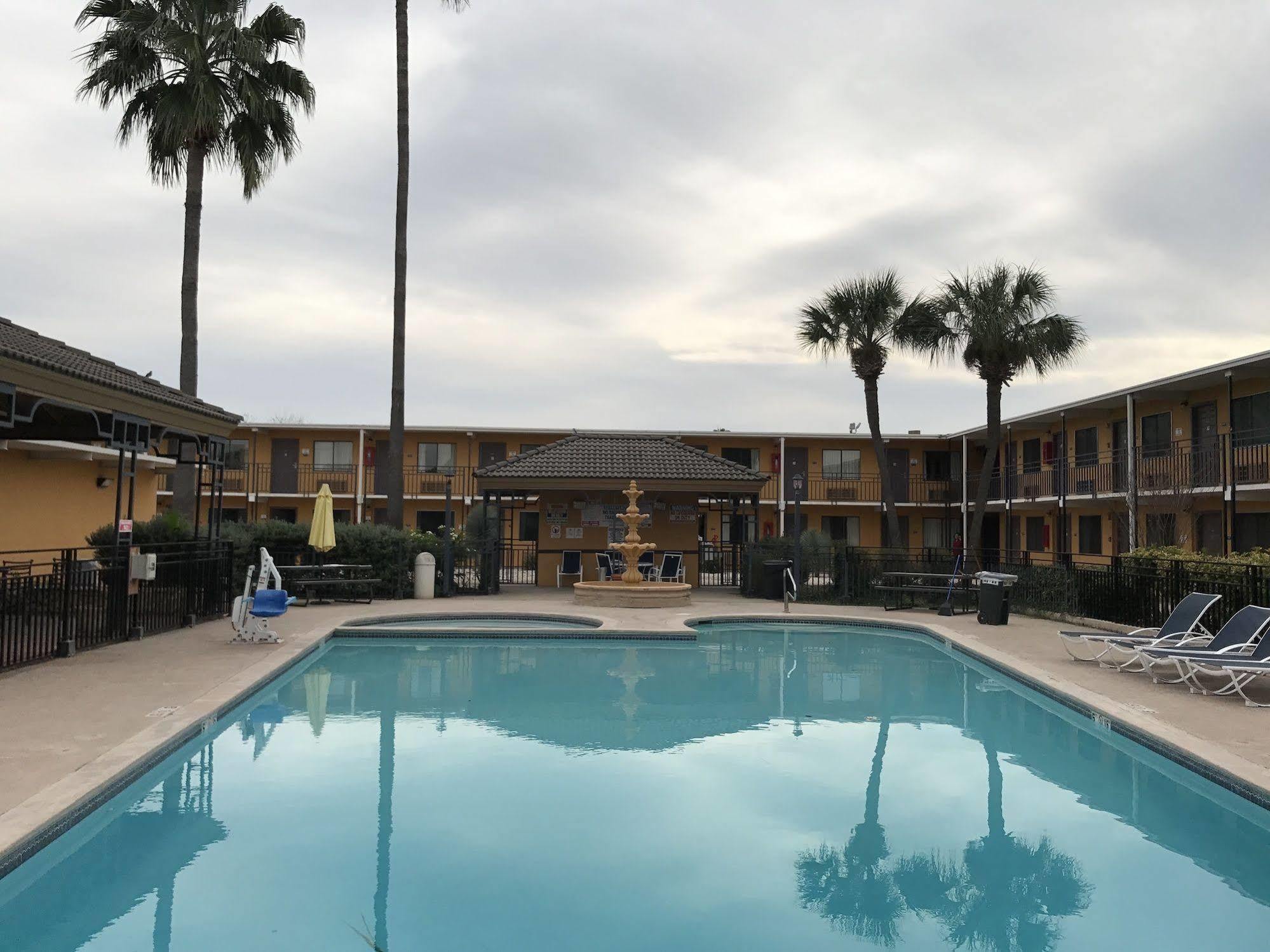 Americas Best Value Inn Laredo Exterior foto